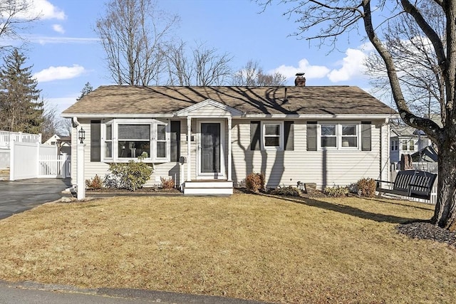 view of front of property featuring a front yard