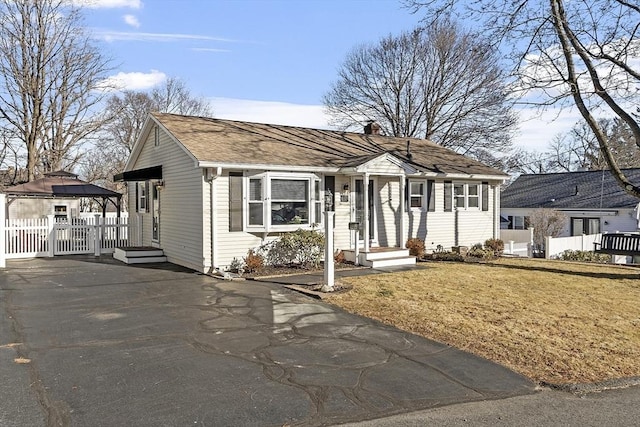 view of front of property featuring a front yard