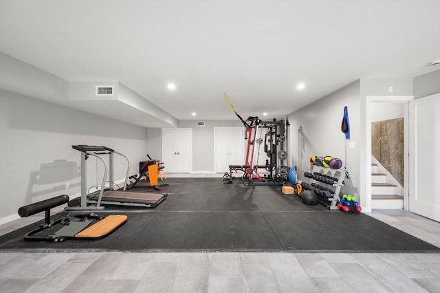 workout room with visible vents, recessed lighting, and baseboards