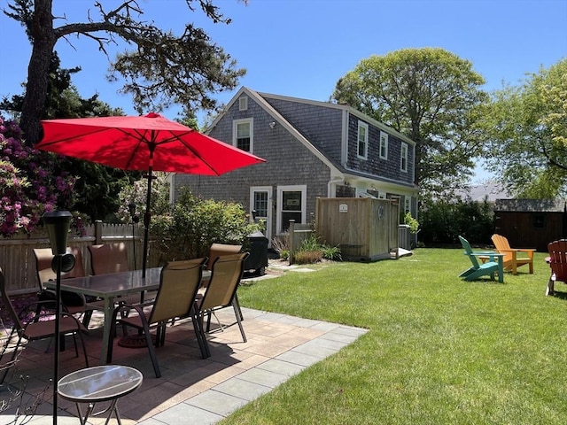 view of yard featuring a patio area