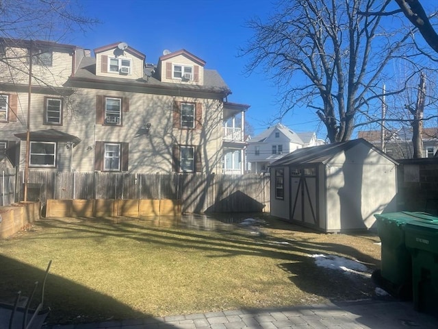 view of yard featuring a storage unit