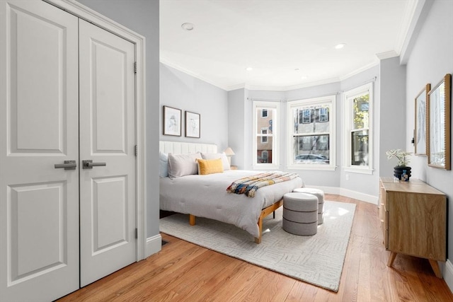 bedroom featuring crown molding, recessed lighting, light wood-style floors, and baseboards