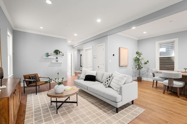 living room featuring crown molding, recessed lighting, baseboards, and light wood-style floors