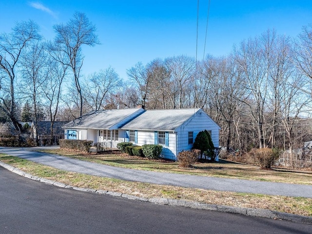 ranch-style home with a front yard