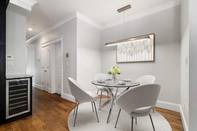 dining area featuring crown molding, wood finished floors, beverage cooler, baseboards, and recessed lighting