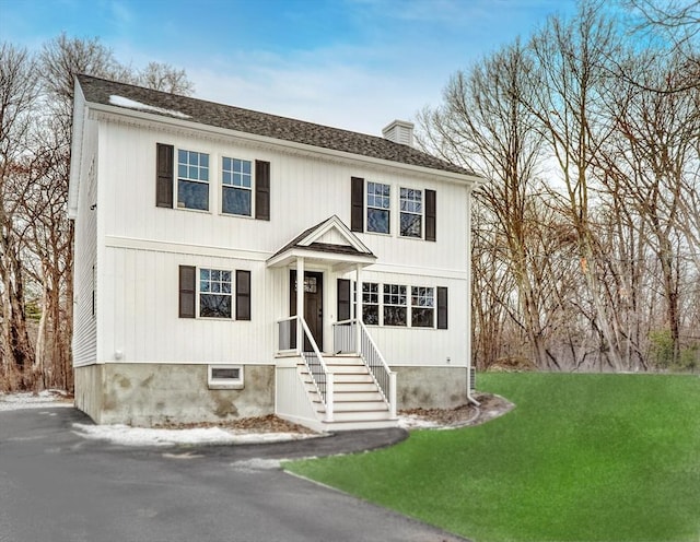 view of front facade with a front lawn