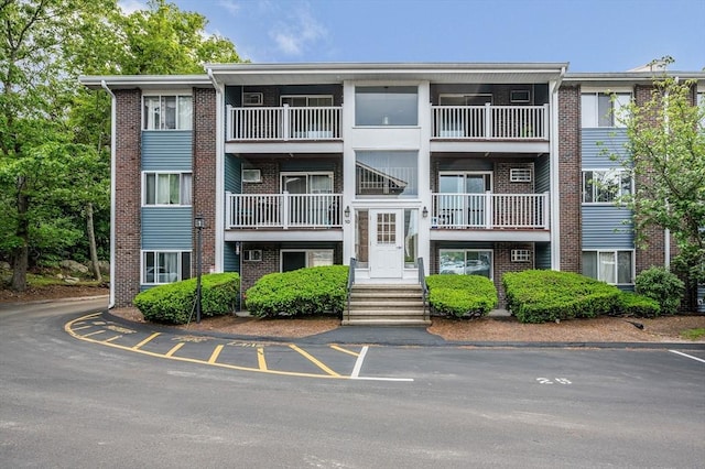 10 Woodcrest Ct Unit 6, Weymouth, MA 02190 - view of building exterior with uncovered parking