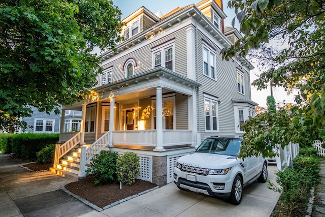 italianate home featuring covered porch