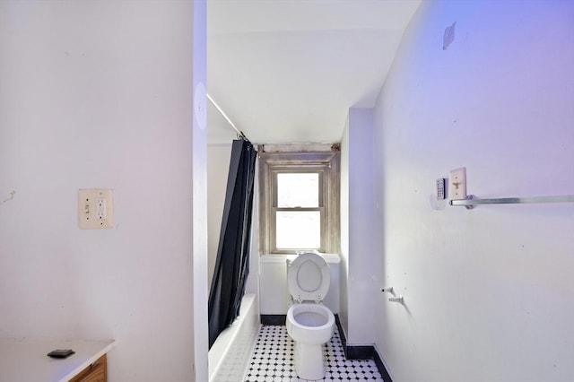 186 Summit St, Pawtucket, RI 02860 - full bath featuring toilet, shower / bath combination with curtain, and baseboards