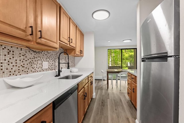 29 Adams Ct Unit 29, Amesbury, MA 01913 - kitchen with stainless steel appliances, a sink, wood finished floors, backsplash, and baseboards