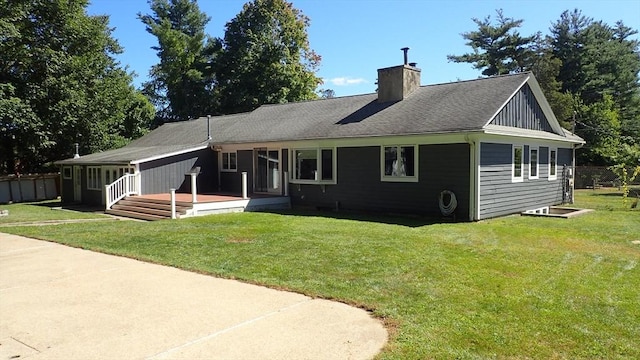 view of front of home with a front lawn