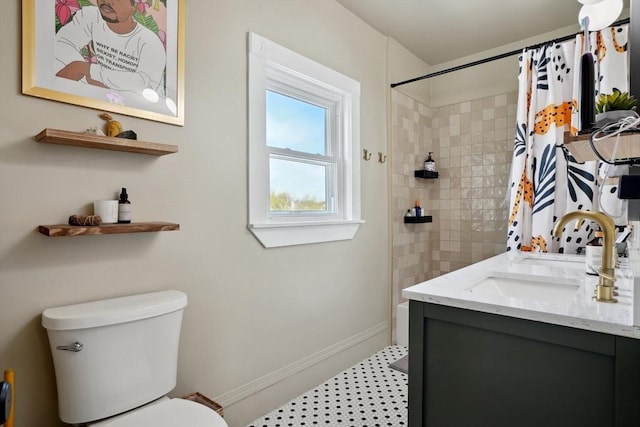 full bath with vanity, toilet, a shower with curtain, and baseboards