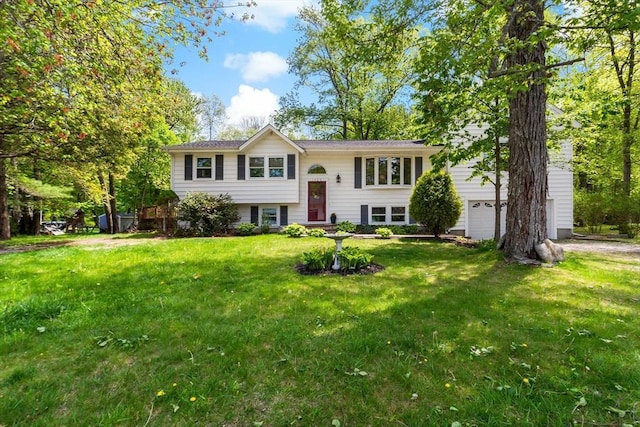split foyer home featuring a front yard