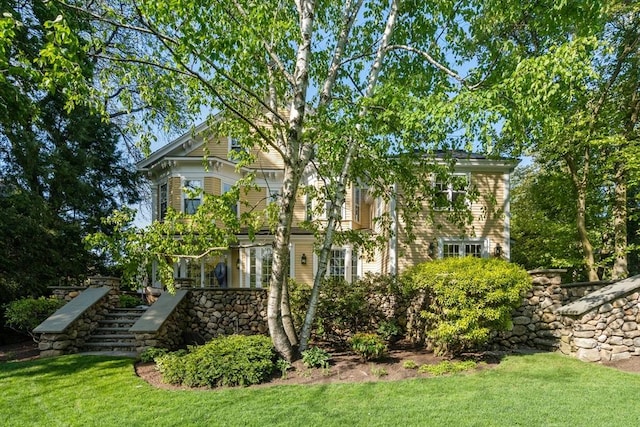 view of front of home featuring a front yard