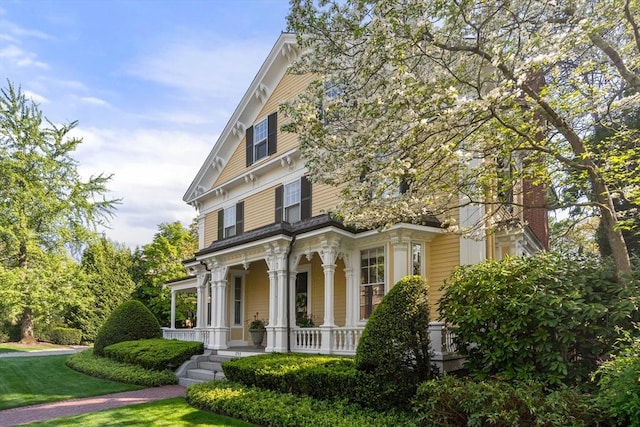 view of front facade featuring a porch and a front yard