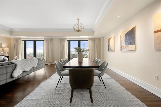 dining area featuring baseboards, a healthy amount of sunlight, dark wood-style flooring, and crown molding