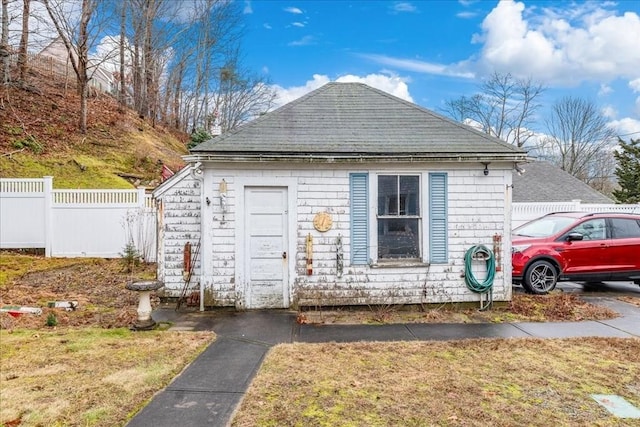 view of front facade featuring a front yard