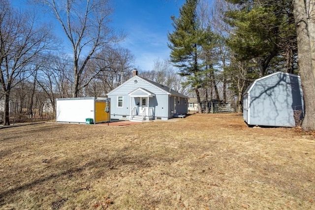 view of yard featuring a storage unit and an outdoor structure