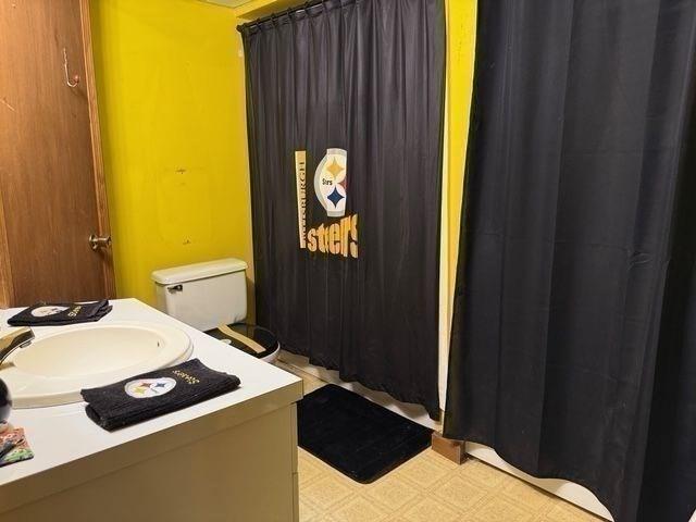 625 Middleboro Ave, Taunton, MA 02718 - bathroom with vanity, toilet, and a shower with curtain