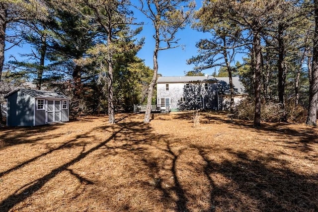 view of yard featuring a storage shed and an outdoor structure