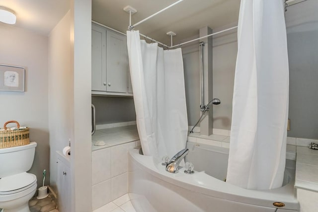 bathroom featuring shower / bath combo and toilet