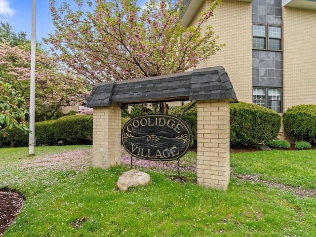 community sign with a lawn