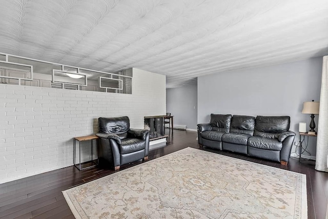 living area with wood-type flooring and baseboards