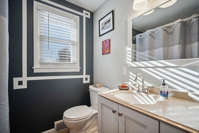 full bath with toilet, a shower with curtain, visible vents, and vanity