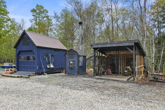 view of outdoor structure with an outbuilding