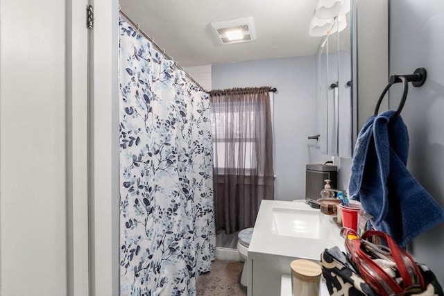 full bathroom featuring toilet, curtained shower, and vanity