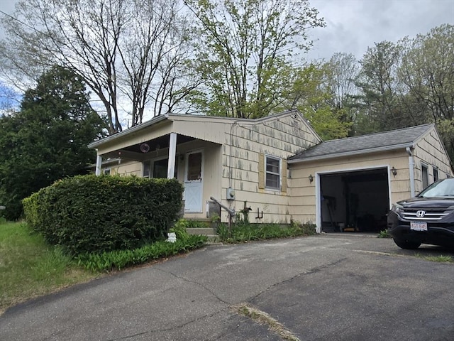 view of front facade with a garage and driveway