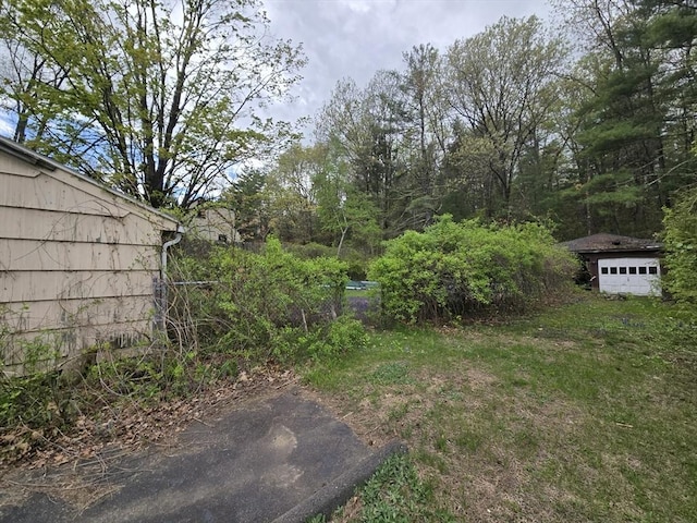 view of yard featuring an outdoor structure