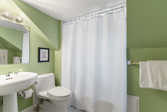 full bathroom featuring a shower with shower curtain, a sink, and toilet