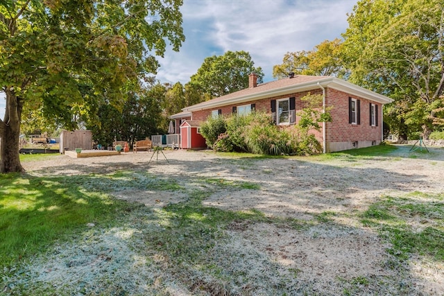 view of front of property featuring a storage unit