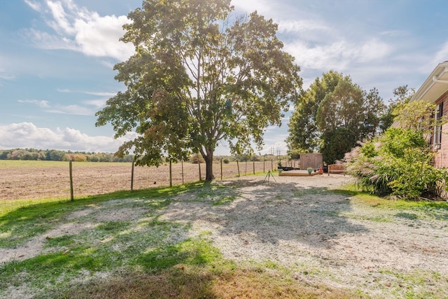 view of yard featuring a rural view