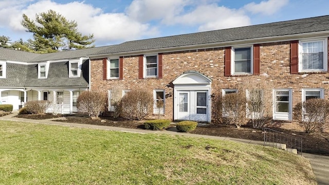 view of front facade with a front lawn