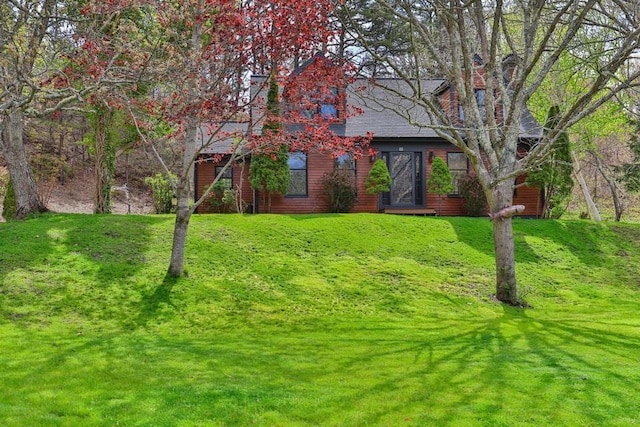 view of front of property with a front yard