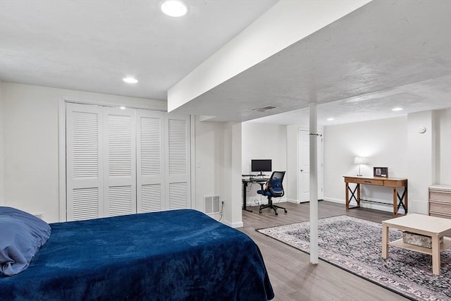 bedroom with wood finished floors, recessed lighting, an office area, and baseboards