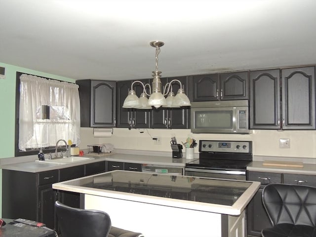 kitchen with dishwashing machine, a breakfast bar, sink, an inviting chandelier, and black range with electric stovetop