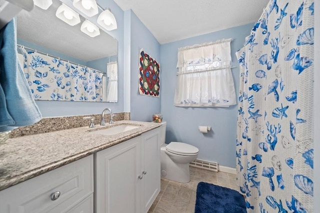 full bathroom with curtained shower, visible vents, toilet, vanity, and baseboards
