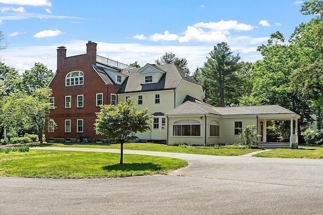 view of front facade with a front yard