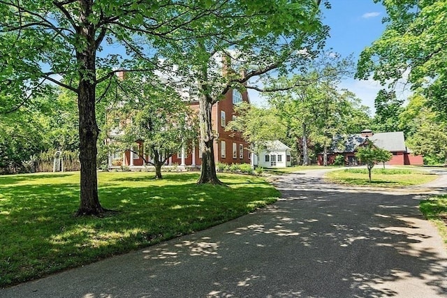 view of front of house featuring a front lawn and driveway