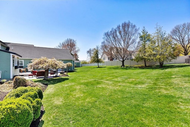 view of yard featuring outdoor lounge area and a patio