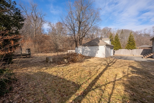 view of yard with an outbuilding