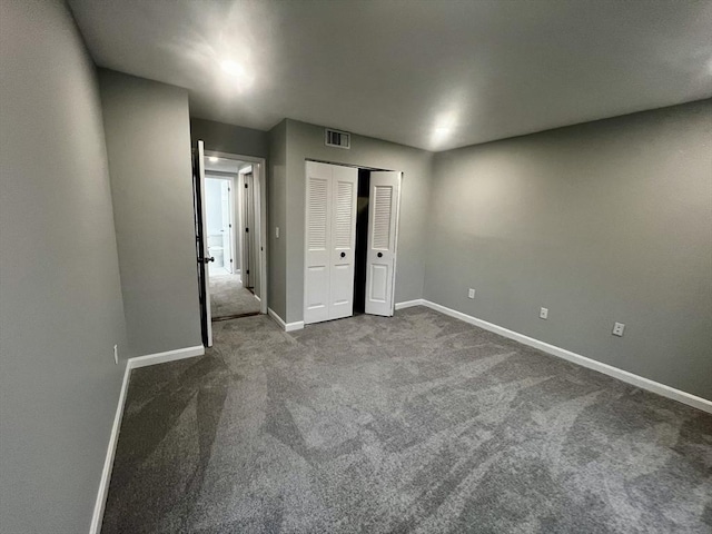 unfurnished bedroom with carpet flooring and a closet