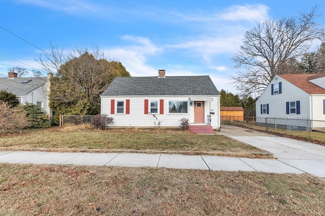 view of front of home featuring a front yard