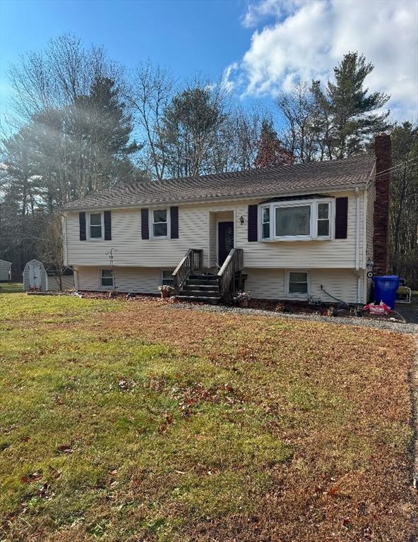 split foyer home with a front yard