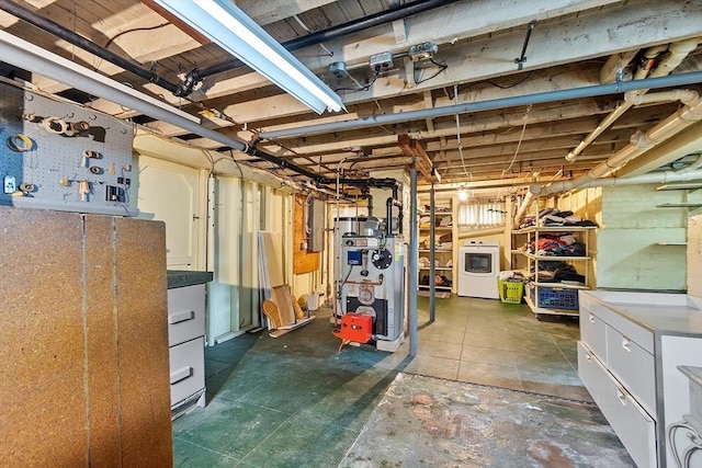 unfinished below grade area featuring a heating unit and washing machine and dryer