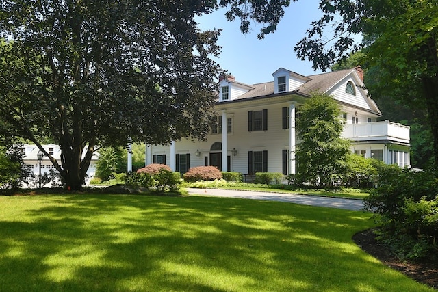 view of front of property with a front lawn