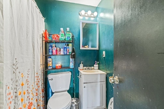 bathroom featuring a shower with curtain, toilet, and vanity